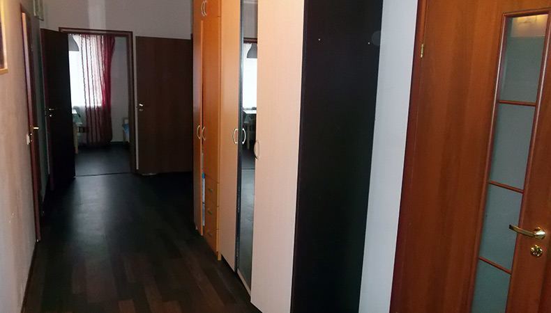Здесь могло бы быть еще много фото и других описаний, однако мы очень заняты опекой и заботой о наших постояльцах. Поэтому, тут просто еще одно фото нашего коридора :)